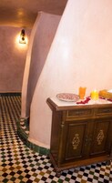 Un piso a cuadros, un mueble de madera y una pared con una lámpara.