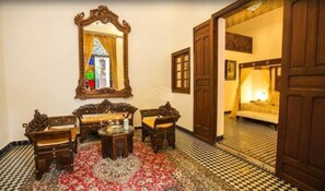 Suite Deluxe (Fes) | Sala de estar | Televisión LED de 26 pulgadas con canales por satélite, una televisión