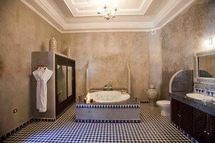 华丽套房 (Casablanca) | 浴室 | 大花洒淋浴喷头、名牌洗护用品、吹风机、浴袍