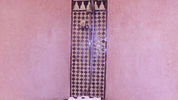 Suite (Marrakech) | Deep soaking bathtub