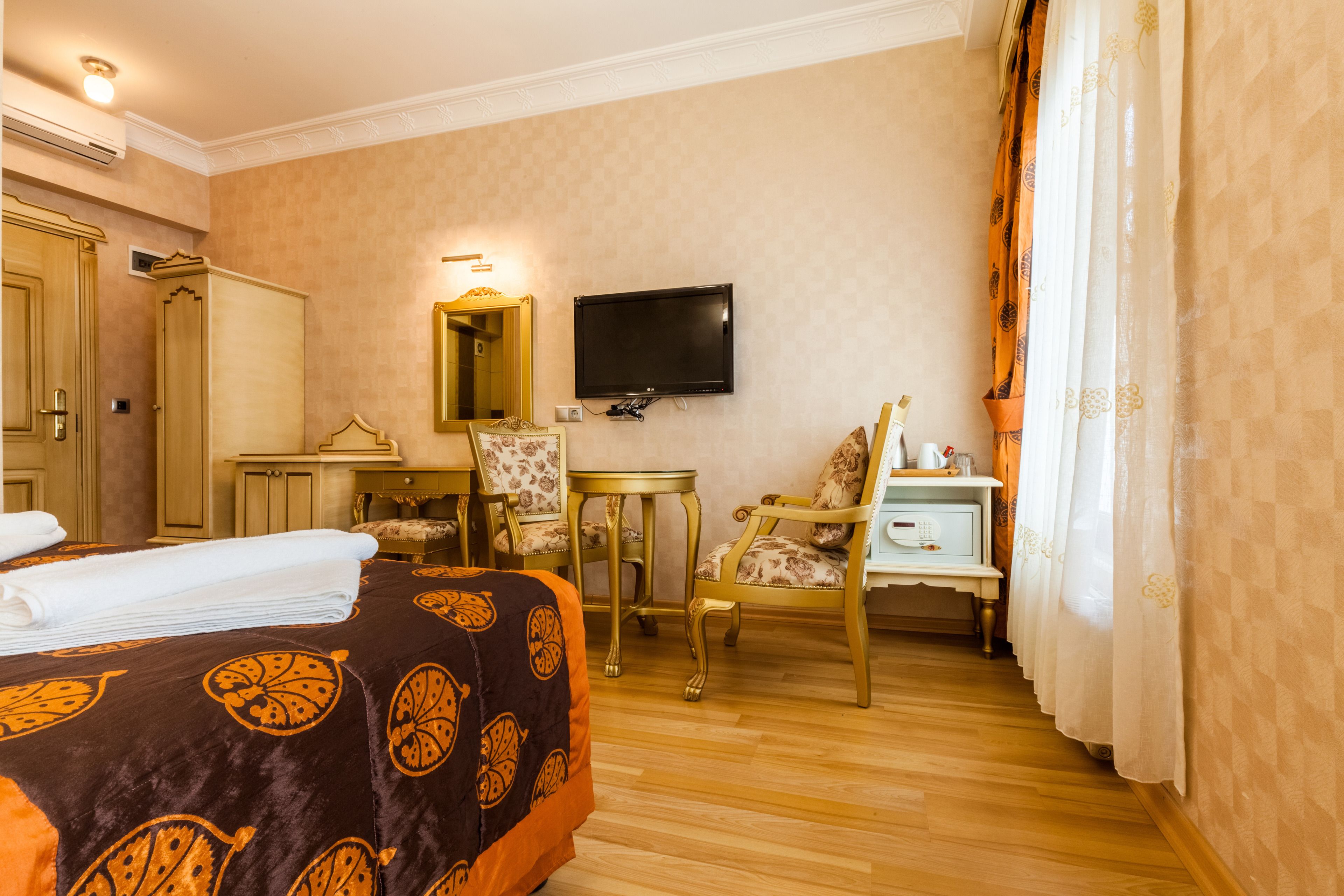 economy double or twin room, ground floor | minibar, in-room safe, individually decorated, desk