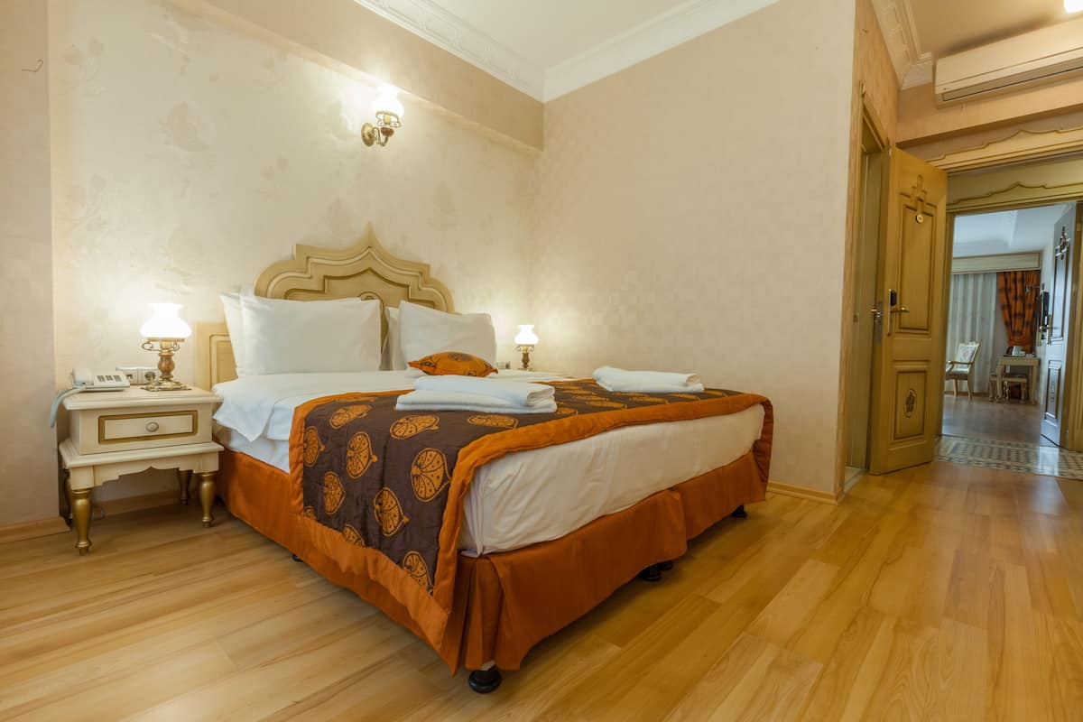 Quarto casal ou duplo econômico, no piso térreo | Frigobar, cofres nos quartos, individualmente decorados, escrivaninha