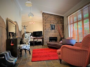 Suíte luxo, 1 cama King | Área de estar | TV de tela plana