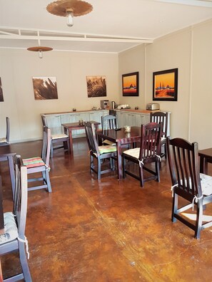 Daily cooked-to-order breakfast (ZAR 140 per person)