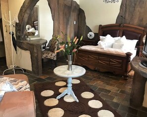 Deluxe Suite, 1 Queen Bed | In-room safe, iron/ironing board, free WiFi, bed sheets - 61 On Ireland (Polokwane)