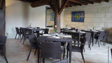 Déjeuner et dßner servis sur place, vue sur le jardin