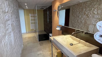 Habitación doble superior | Baño | Cabezal de ducha tipo lluvia y artículos de higiene personal gratuitos