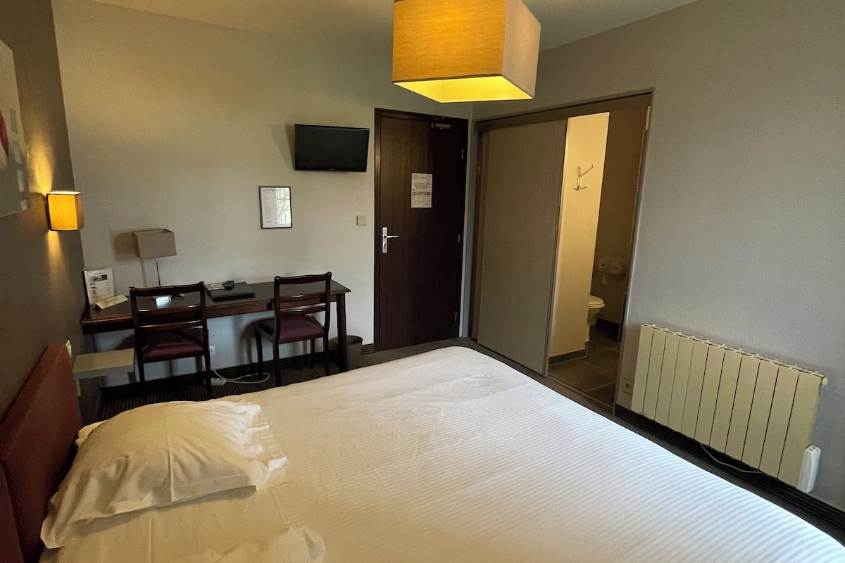 standard double room | individually decorated, individually furnished, blackout curtains