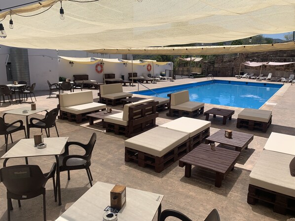 In-room safe, desk, bed sheets