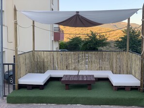 In-room safe, desk, bed sheets