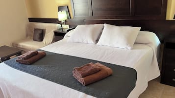 Junior-Suite, Kühlschrank und Mikrowelle, Bergblick | Zimmersafe, Schreibtisch, Bettwäsche