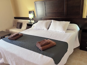 Junior Suite, Refrigerator & Microwave, Mountain View | In-room safe, desk, bed sheets