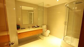 Executive Double Room, 1 King Bed | Bathroom | Combined shower/tub, free toiletries, hair dryer, slippers