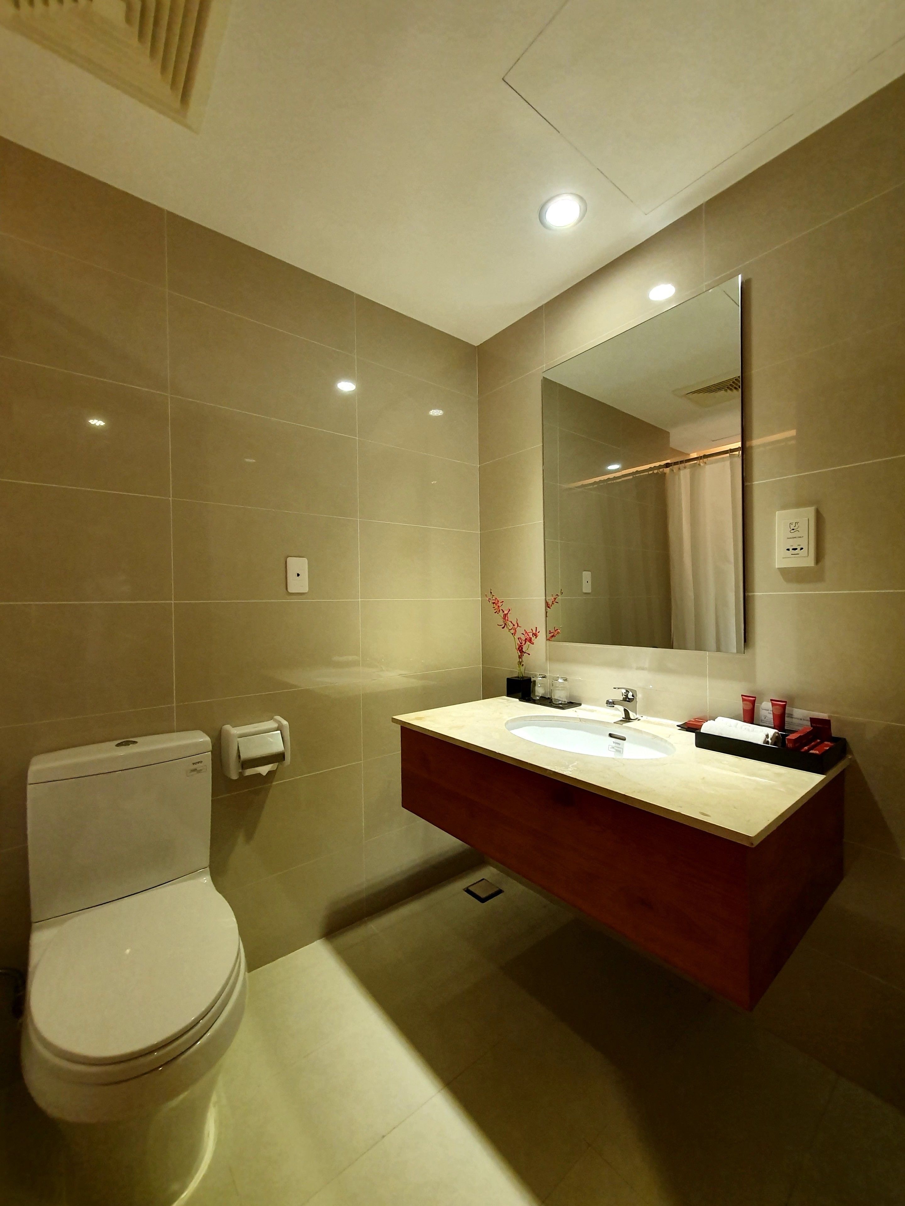 deluxe room | bathroom | combined shower/bathtub, free toiletries, hair dryer, slippers