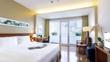 Senior Deluxe | Minibar, in-room safe, desk, free WiFi