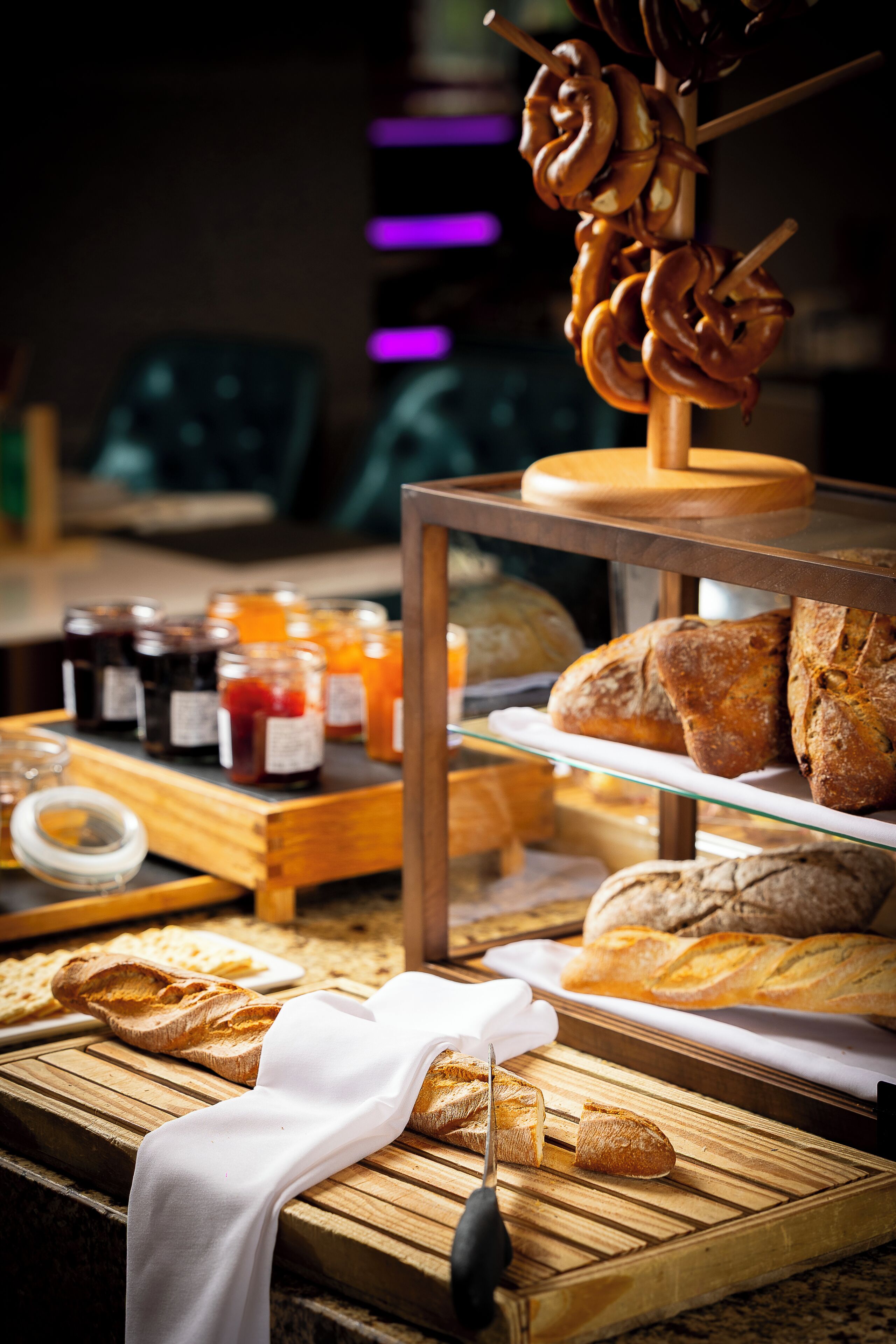 Una vitrina de panadería con panes y pasteles varios.