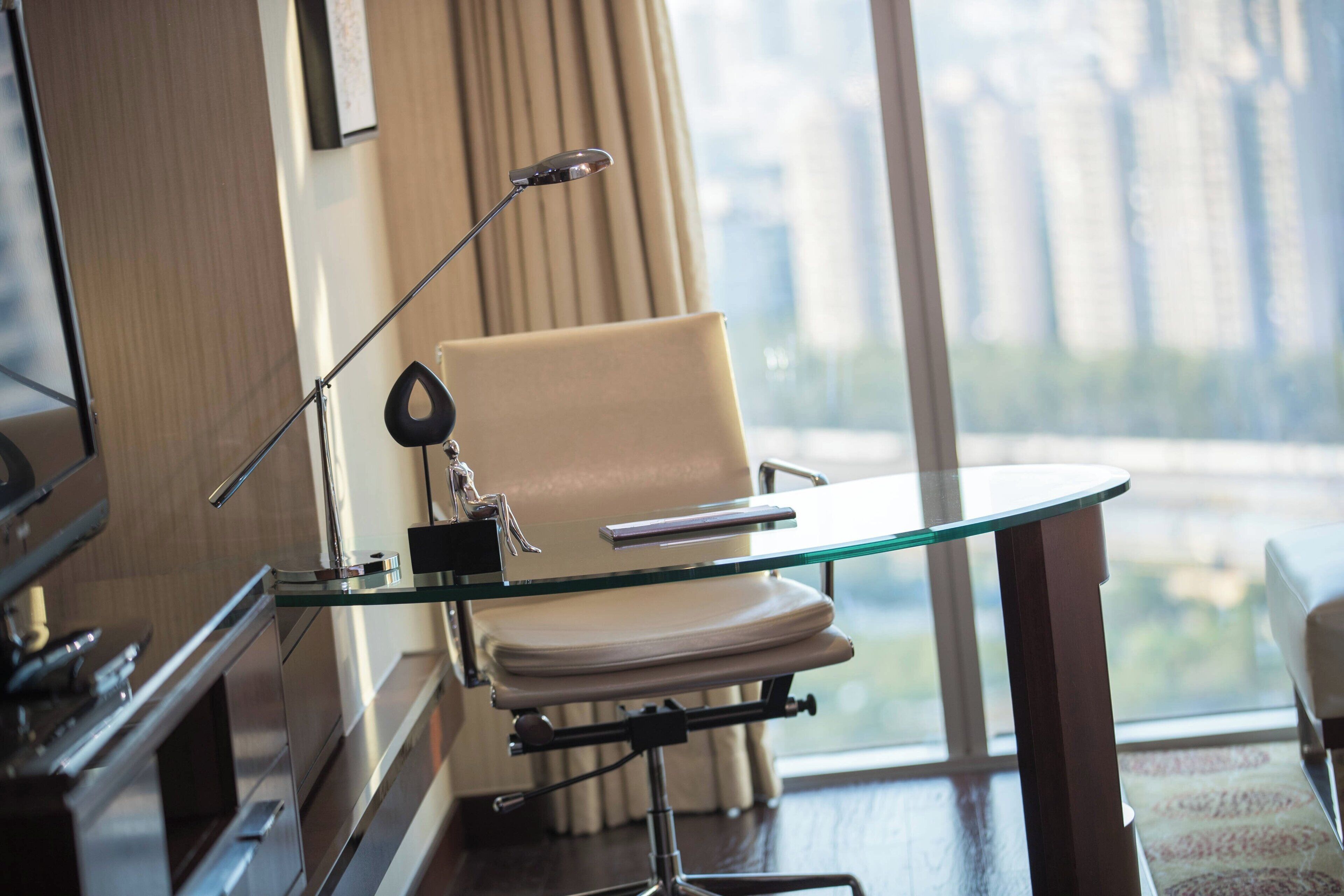 club room, 1 king bed, non smoking | 1 bedroom, minibar, in-room safe, desk