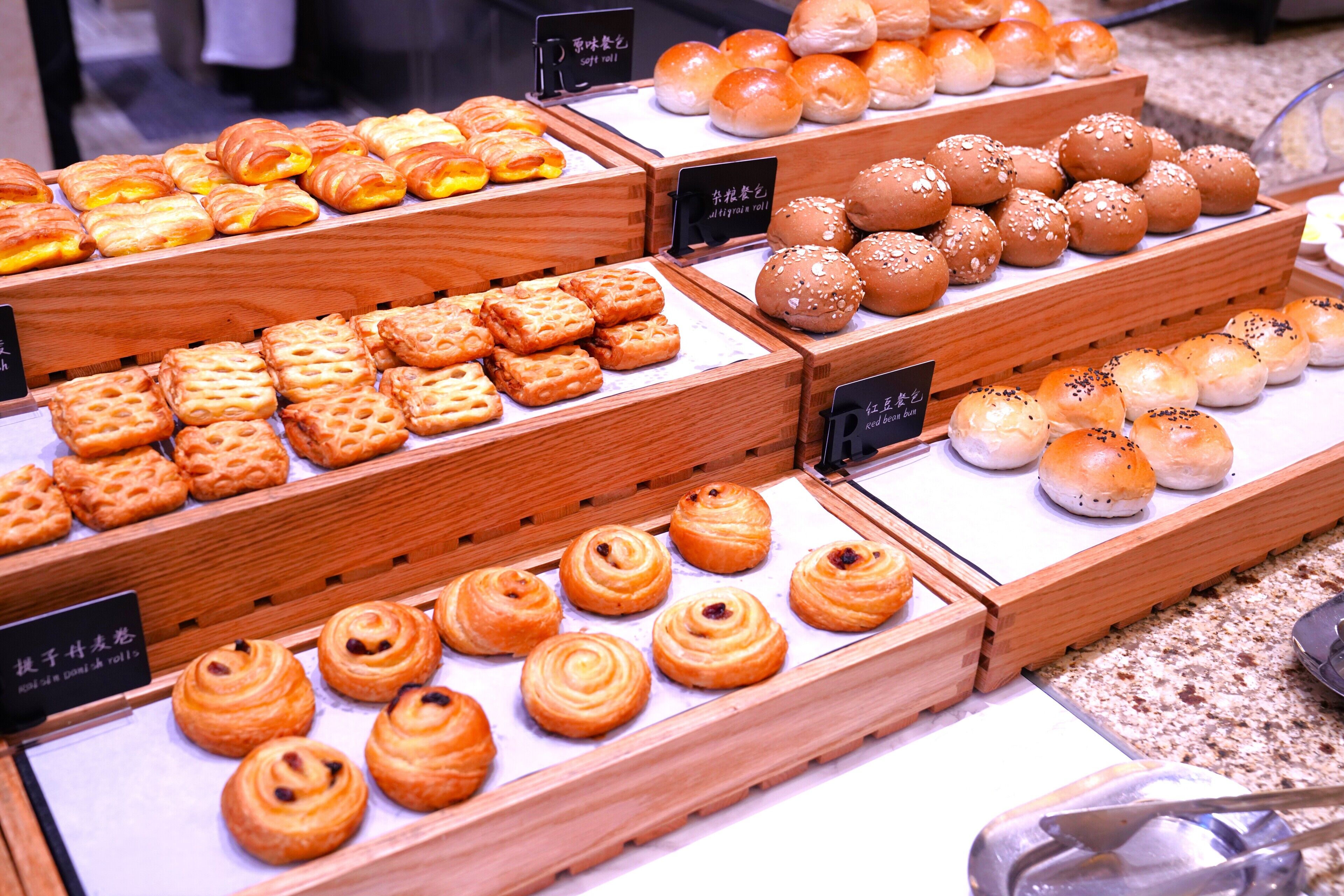Une vitrine de boulangerie présentant diverses pâtisseries et viennoiseries.