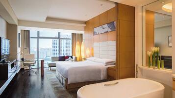 1 多间卧室、迷你吧、客房内保险箱、办公桌