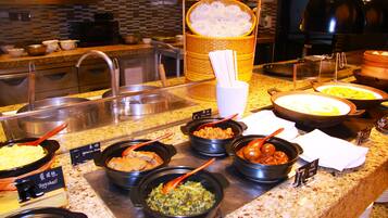 Daily buffet breakfast (CNY 170.2 per person)