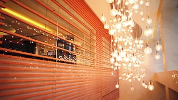 Een modern interieur met horizontale houten lamellen en hangende sferische lampen.