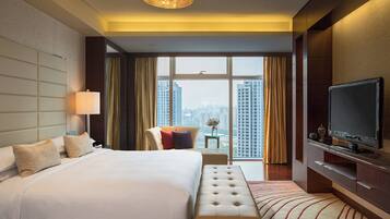 Club Suite, 1 Bedroom | Minibar, in-room safe, desk, blackout curtains