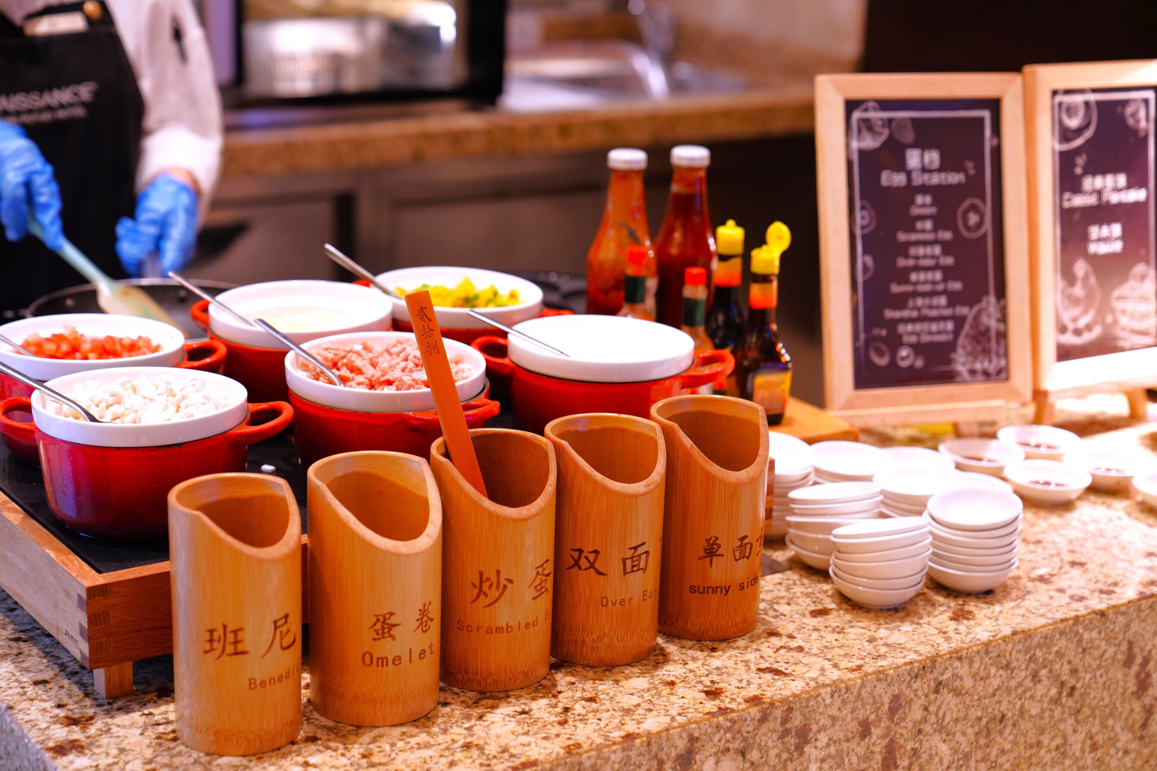 Un buffet proposant divers plats et différentes sortes de condiments en bouteille.
