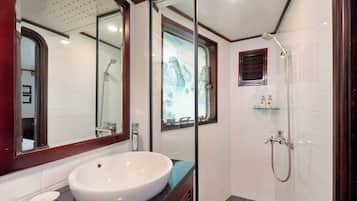 Ducha, artículos de tocador gratuitos, secador de pelo, pantuflas