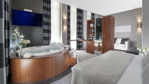 A modern bathroom with a freestanding bathtub, a vanity, and a large mirror. - Hotel Metropolis (Rome)