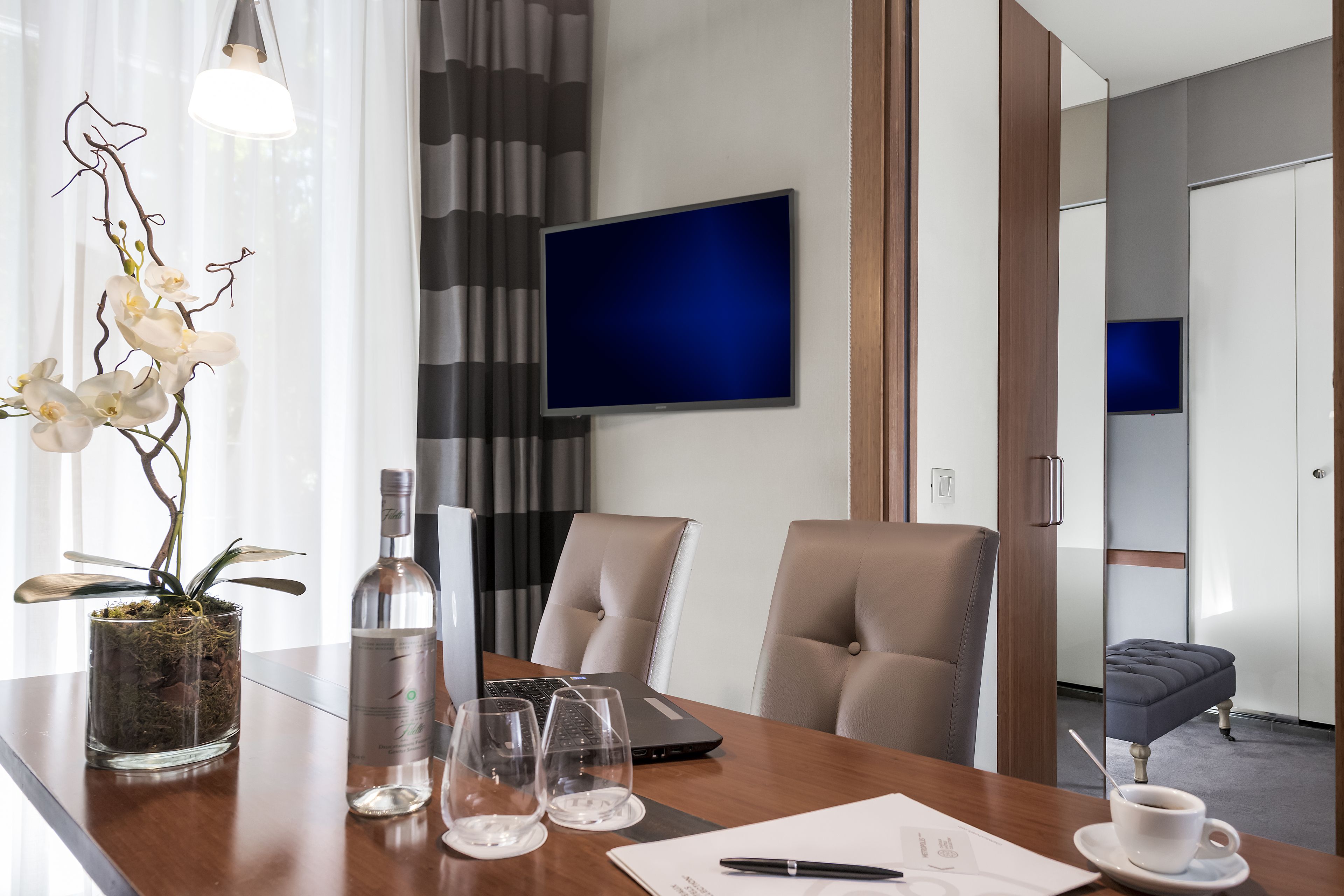 executive double room | in-room business centre