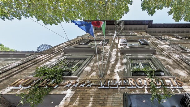 A hotel facade with the name "HOTEL MEROPOLIS" prominently displayed. - Hotel Metropolis (Rome)