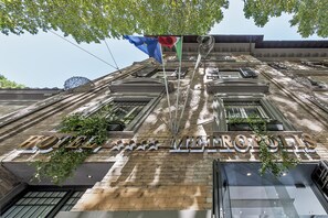 La facciata di un hotel con l'insegna "HOTEL MEROPOLIS" ben visibile.