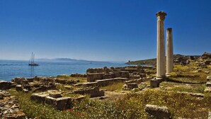 Vestiges antiques, avec des colonnes, offrant une vue dégagée sur la mer.