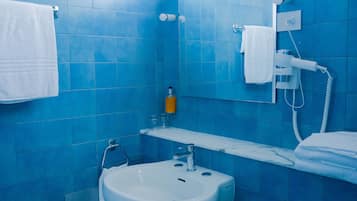 Camera tripla | Bagno | Doccia, bidet, asciugamani