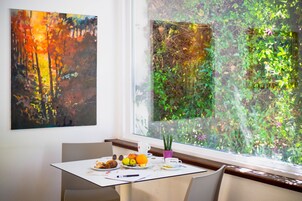 Café da manhã com buffet grátis todos os dias