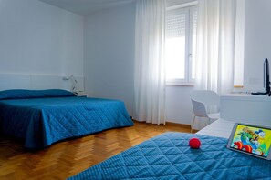 Værelse til 3 personer | Pengeskab på værelset, skrivebord, baby-/barnesenge (tillægsgebyr)