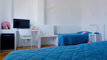 Triple Room | In-room safe, desk, cribs/infant beds, free WiFi