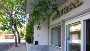 Un bâtiment sur lequel est apposée une enseigne indiquant « MUTUAL ».