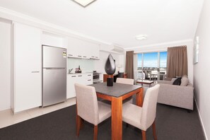 Apartamento, 1 cama de matrimonio, accesible en silla de ruedas | Zona de estar | Televisión LCD de 38 pulgadas con canales por satélite, una televisión