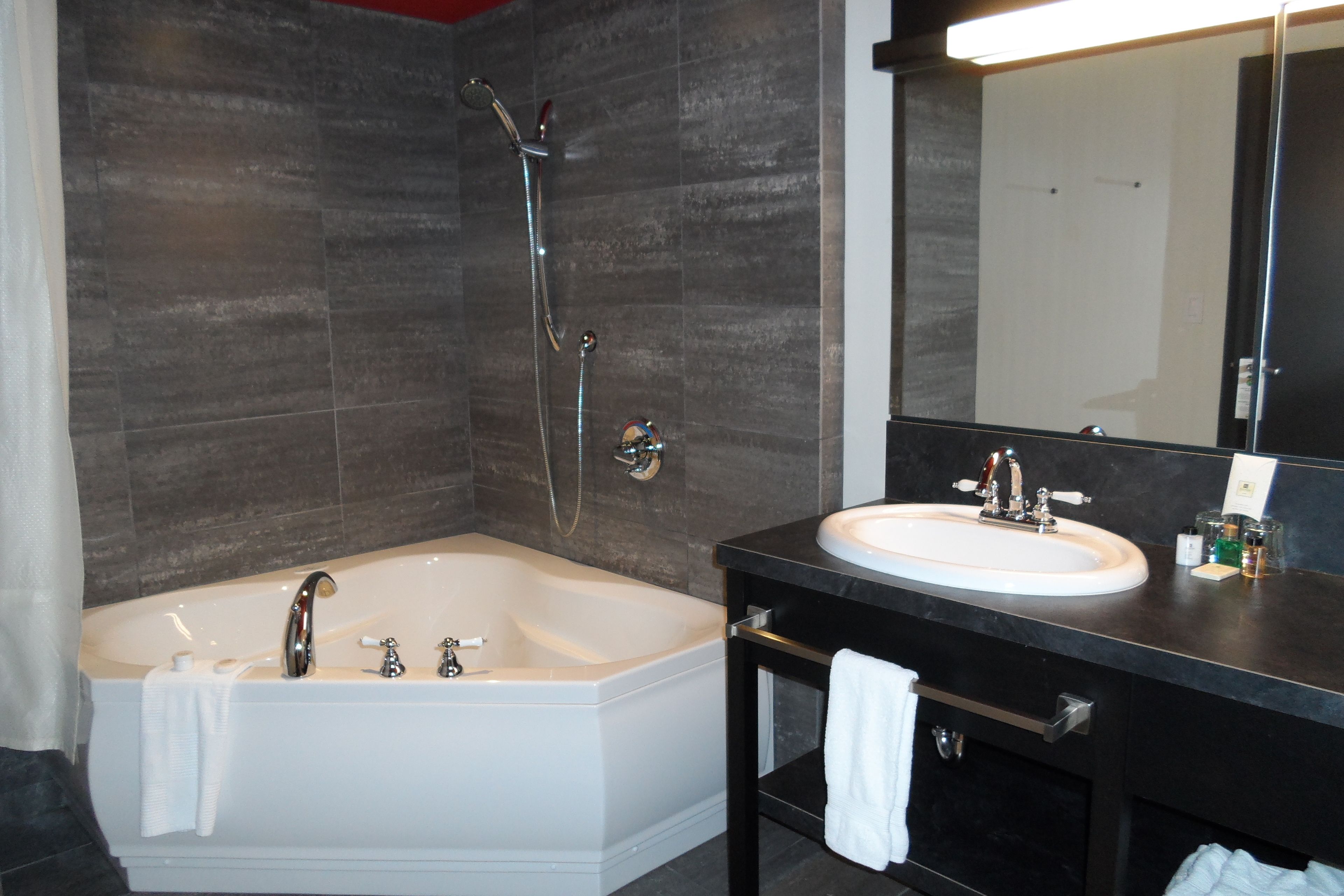 soho suite | jetted bathtub