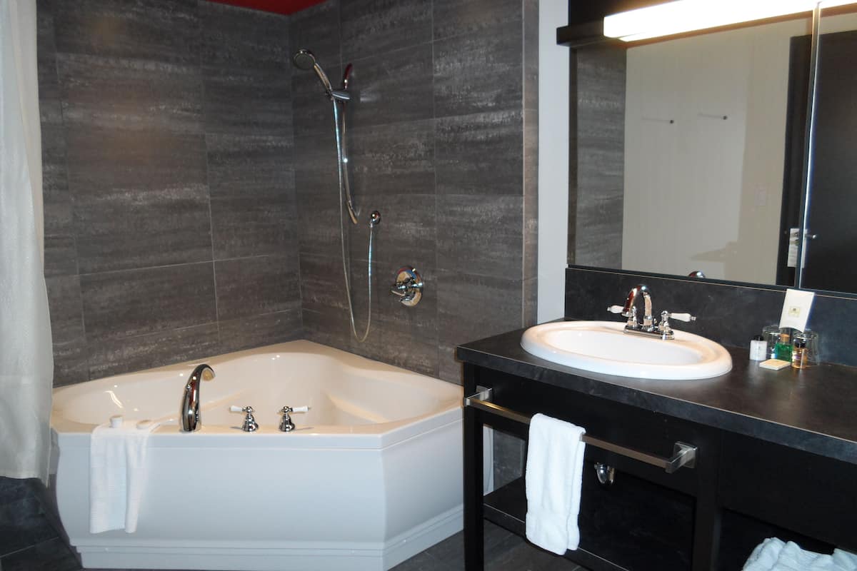 soho suite | jetted bathtub