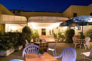 Front of property – evening/night - Villa Verdiana (Nettuno)