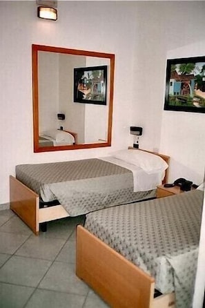 Chambre Triple | Bureau, fer et planche à repasser, Wi-Fi gratuit