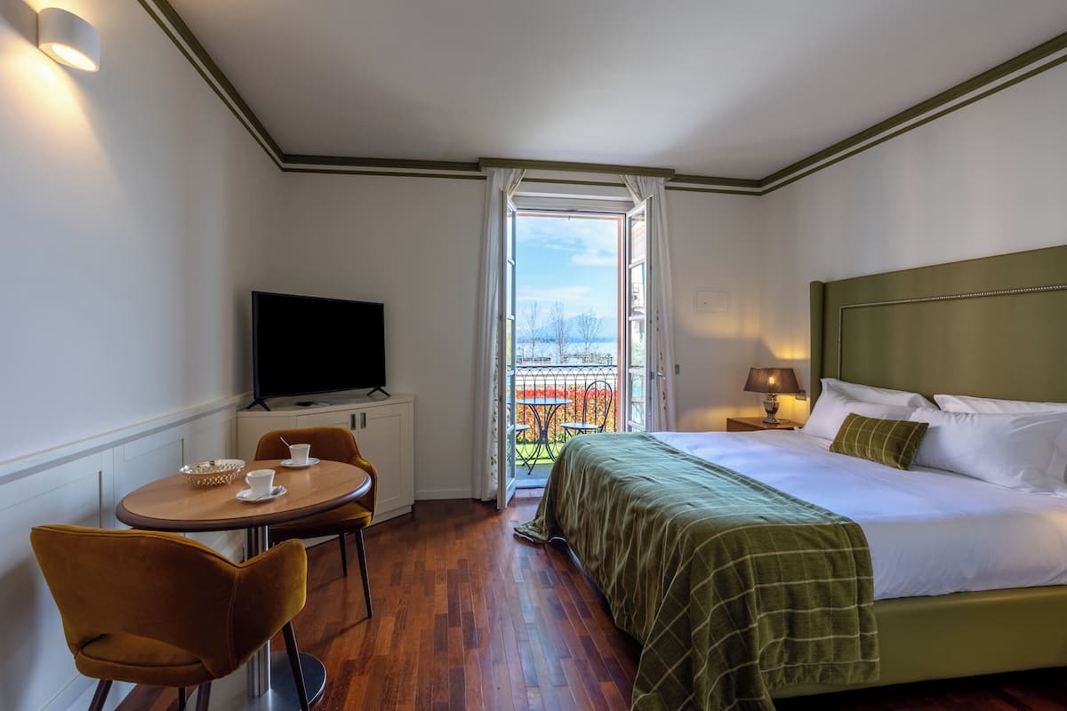 Klassieke studio, uitzicht op meer | Luxe beddengoed, donzen dekbedden, pillowtop-bedden