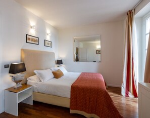 Estudio superior, 1 cama Queen size, Terraza, vista al lago | Ropa de cama de alta calidad, edredón y camas con pillow-top 