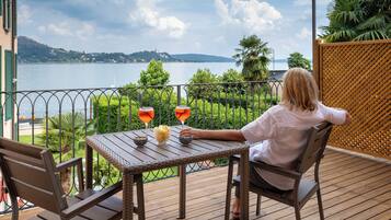 Estudio superior, 1 cama Queen size, Terraza, vista al lago | Terraza o patio