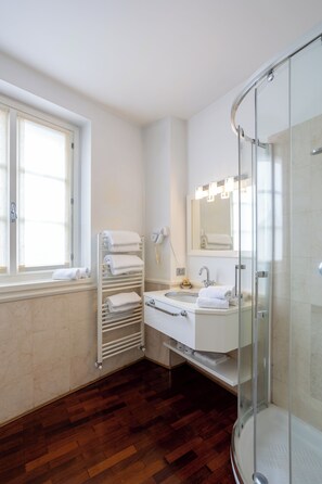 Dusche, Regendusche, kostenlose Toilettenartikel, Haartrockner