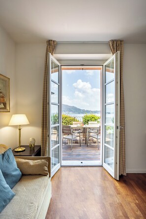 Comfort-Apartment, Küche, Seeblick | Wohnbereich | 55-Zoll-Smart-TV mit Satellitenempfang