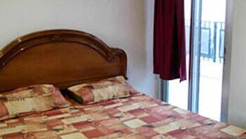 Escritorio, wifi gratis, ropa de cama