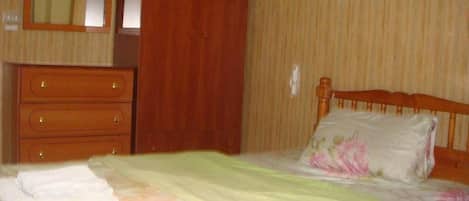 Escritorio, wifi gratis y ropa de cama